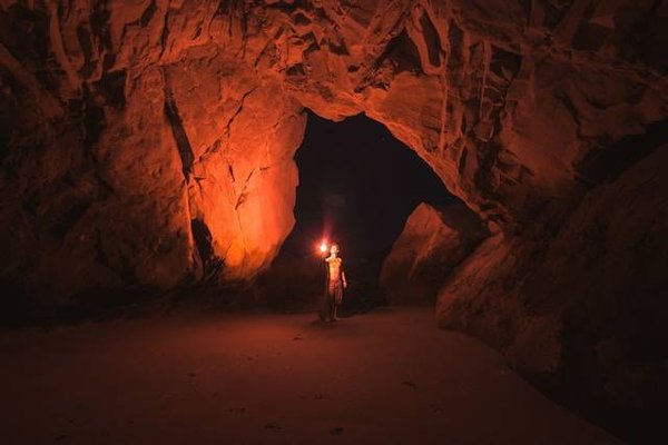 Exploration secrète des grottes du Périgord